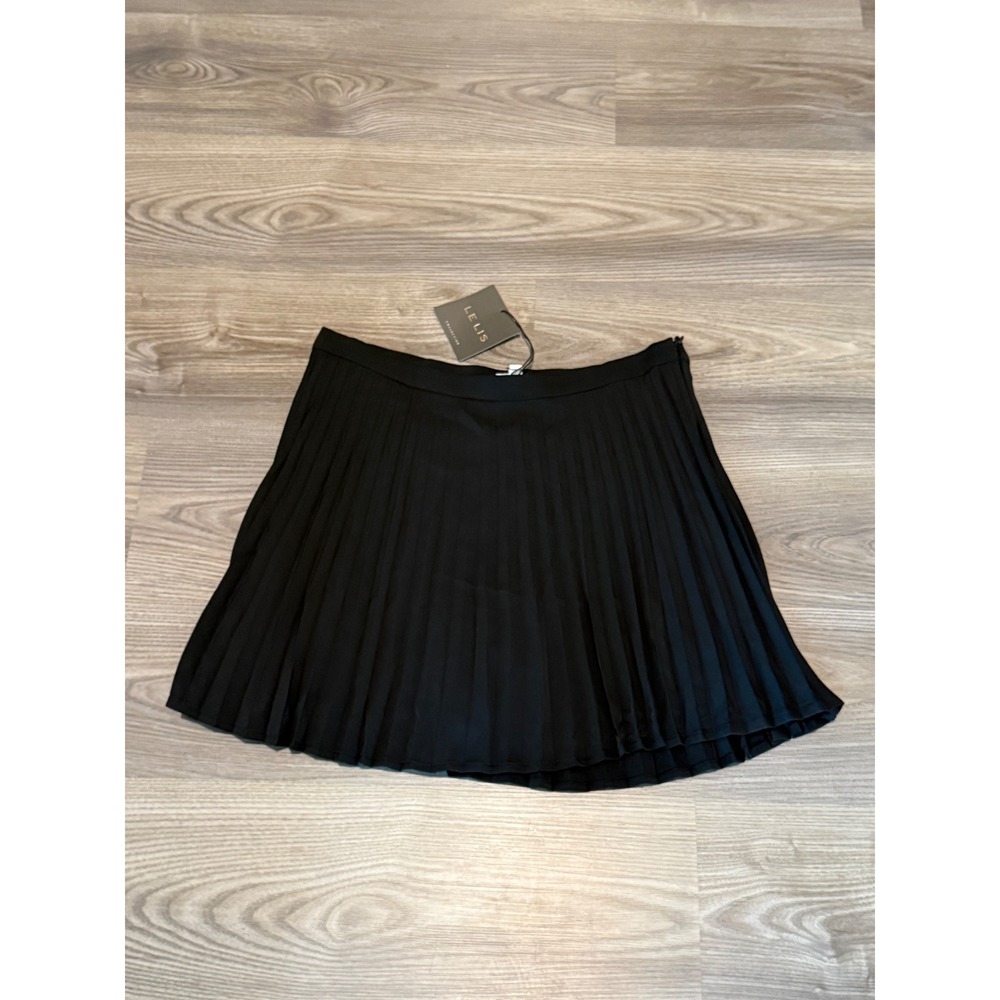 Le Lis Collection Black Pleated Mini Skirt Size Large NWT Side Zip Accordion